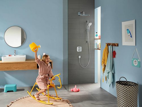 croma-e_overhead-shower-shower-set_playing-child_ambience_4x3