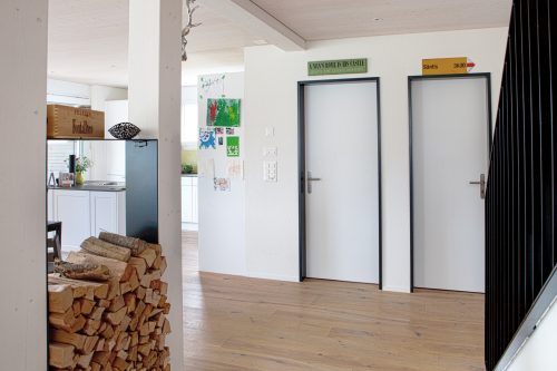 Eingangsbereich mit Holzelementen