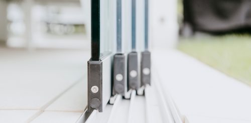 COVER-Balkon-und-Sitzplatzverglasung-Schiebeverglasung-einfacher-Windschutz-aus-Glas-flexibel-verschiebbar