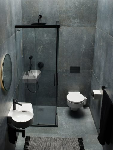 das-runde-muss-ins-eckige-02-perspektivenwechsel-regendusche-waschtisch-wc-teppich-lichtspiegel-inspiration-badeweltenjpg