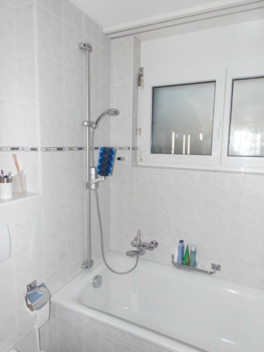 Aglaja Duschsystem oberhalb der Badewanne montiert