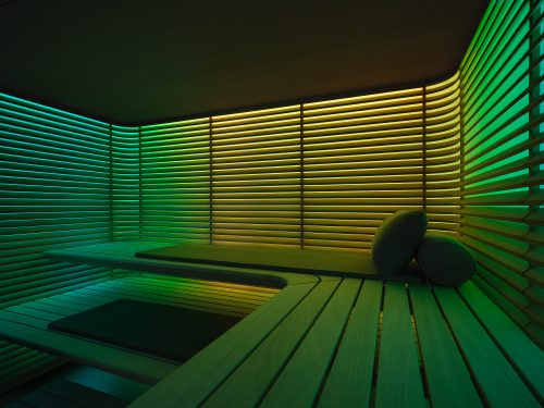 20230601-Sauna-S11-Detail-Interieur-schwebende-Liegen-Holzlamellen-Zeremonie-Pulse-of-nature-RGBv2_small
